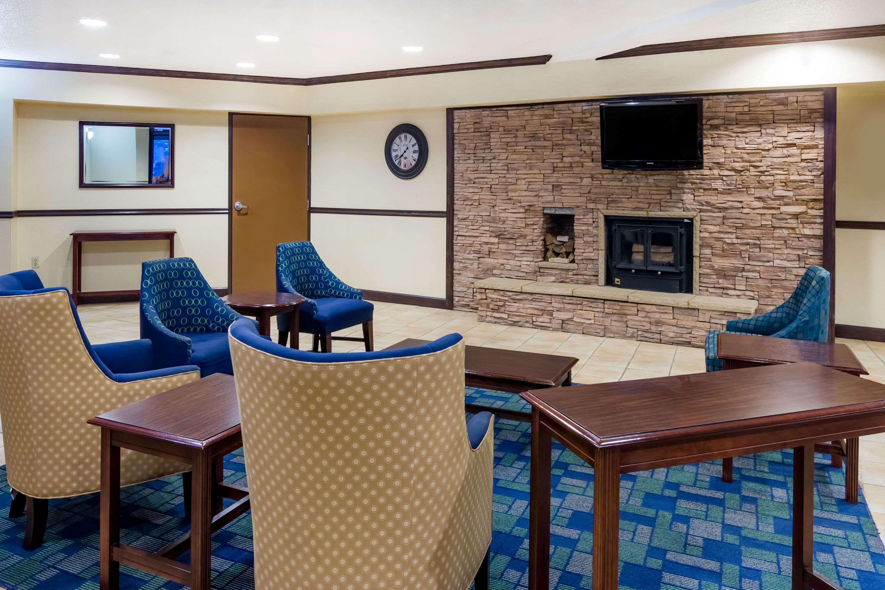Days Inn & Suites By Wyndham Bridgeport - Clarksburg Exterior foto