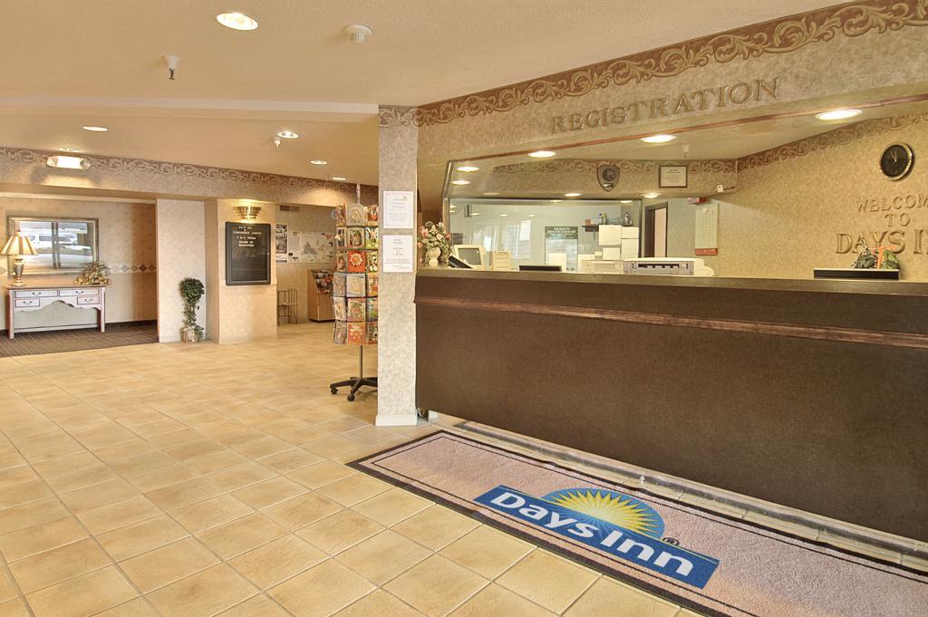 Days Inn & Suites By Wyndham Bridgeport - Clarksburg Exterior foto