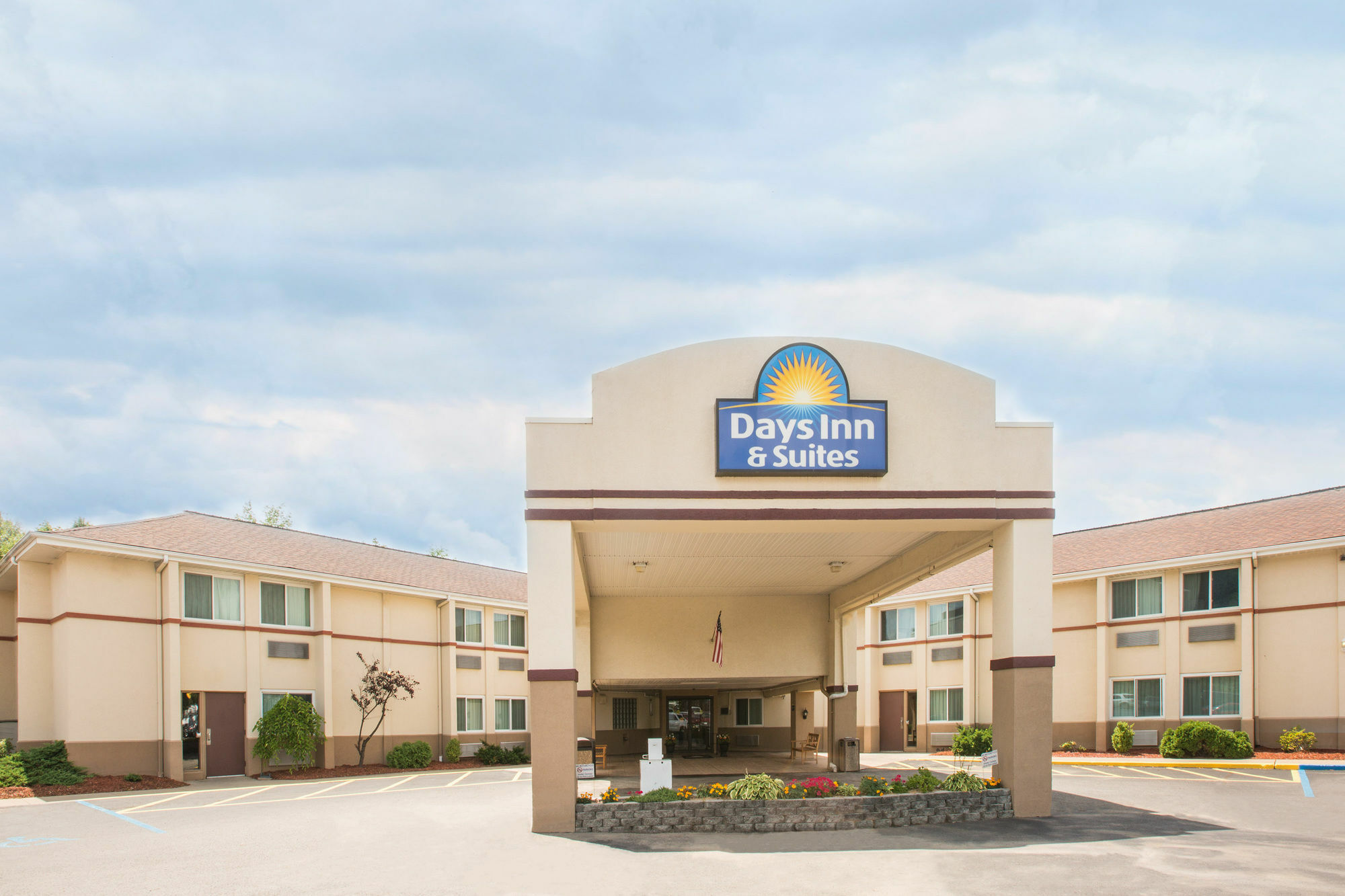 Days Inn & Suites By Wyndham Bridgeport - Clarksburg Exterior foto