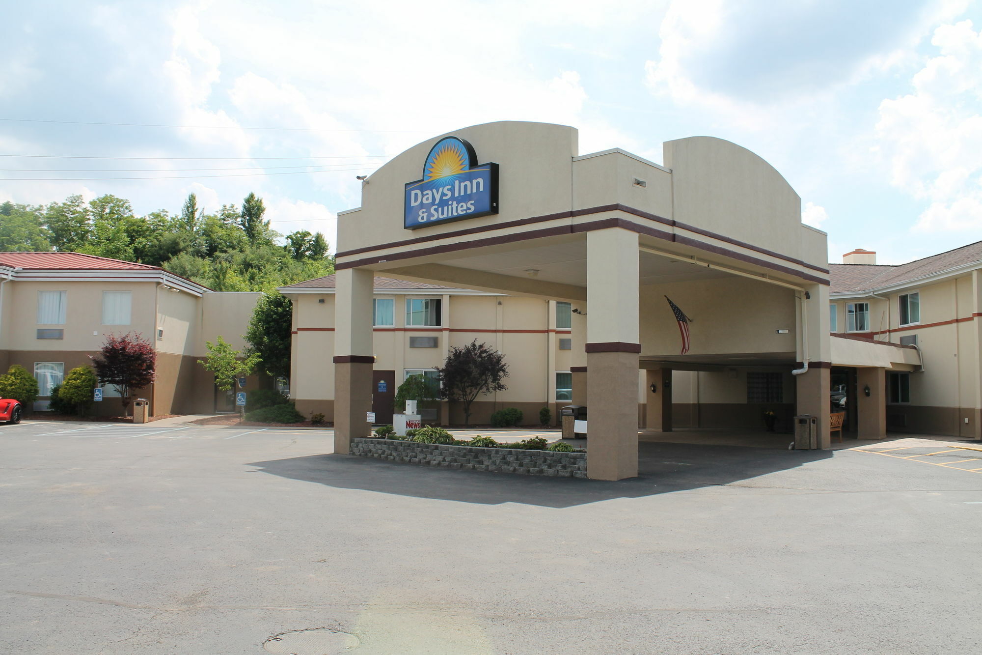 Days Inn & Suites By Wyndham Bridgeport - Clarksburg Exterior foto
